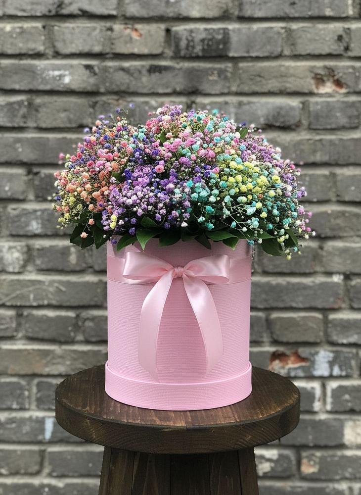 Цветочная композиция из Гипсофила и Розы в шляпной коробке в Первомайском Алтайского края