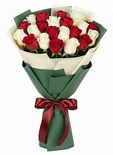 Букет Микс из красных и белых роз в Первомайском Алтайского края