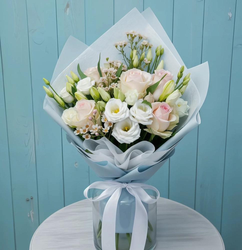 Букет цветов из: Розы и Лизиантусы в Первомайском Алтайского края