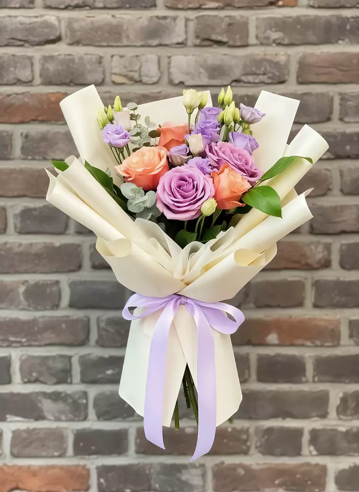 Букет цветов из: Лизиантусы и Розы в Первомайском Алтайского края