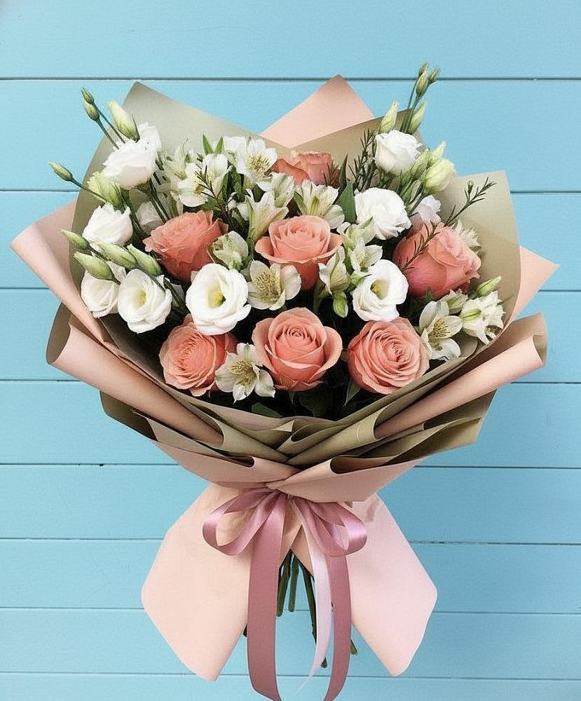 Букет цветов из: Розы, Альстромерии и Лизиантусы в Первомайском Алтайского края