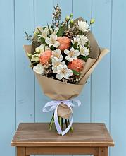 Букет цветов из:  Альстромерии, Лизиантусы, Розы и Хризантемы #REPLACE_PRED# Первомайском Алтайского края