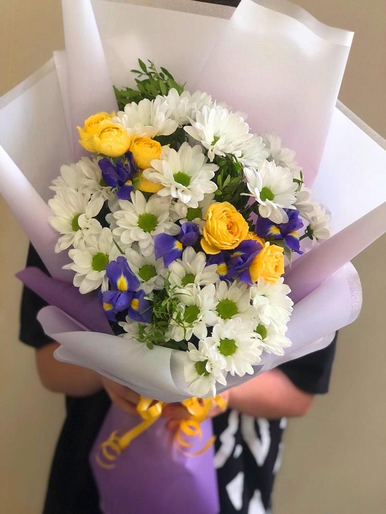 Букет цветов из: Ирисы, Хризантемы и Розы в Первомайском Алтайского края