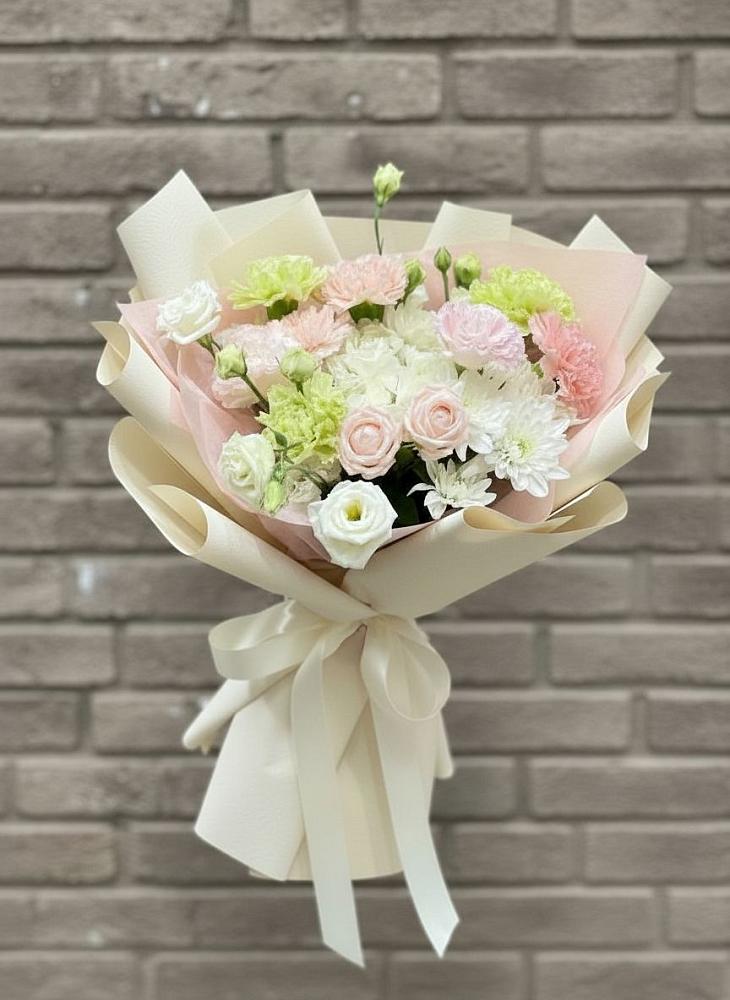 Букет цветов из: Гвоздики, Розы, Лизиантусы и Хризантемы в Первомайском Алтайского края