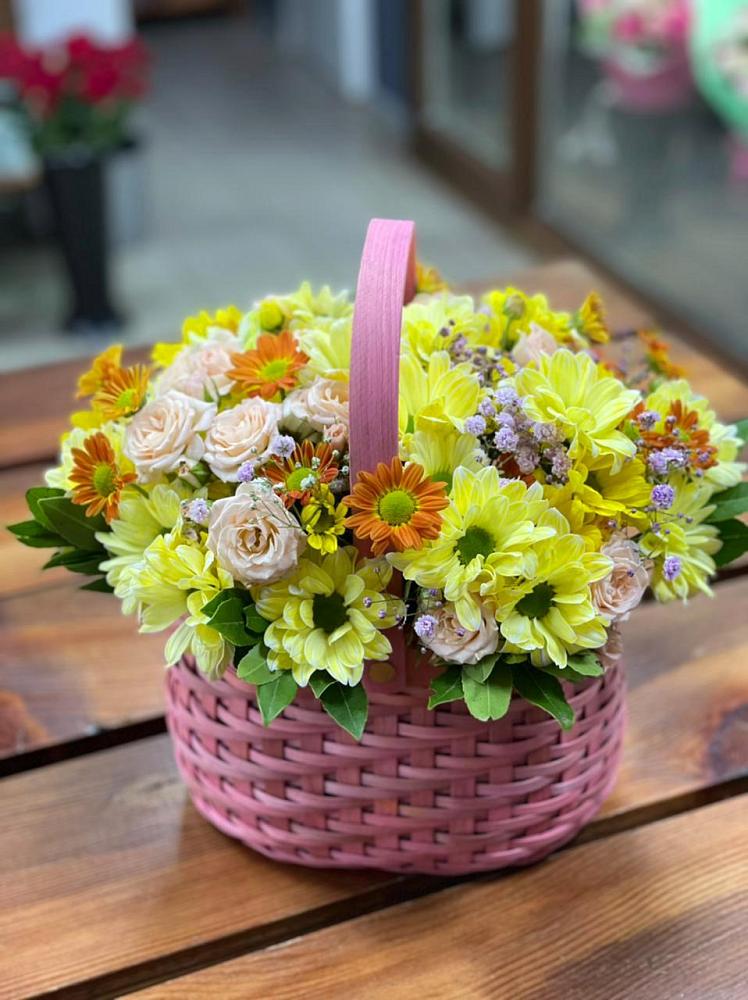 Цветочная композиция из Хризантемы и Розы в корзине в Первомайском Алтайского края