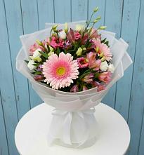 Букет цветов из:  Герберы, Альстромерии и Лизиантусы в Первомайском Алтайского края