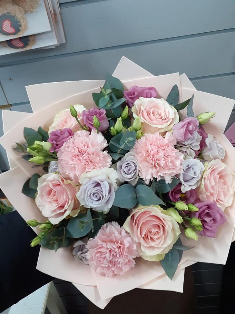 Букет цветов из: Розы, Гвоздики и Лизиантусы в Первомайском Алтайского края