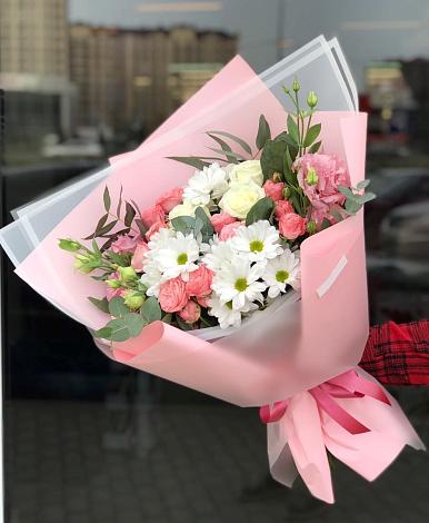 Букет цветов из: Розы, Лизиантусы и Хризантемы в Первомайском Алтайского края